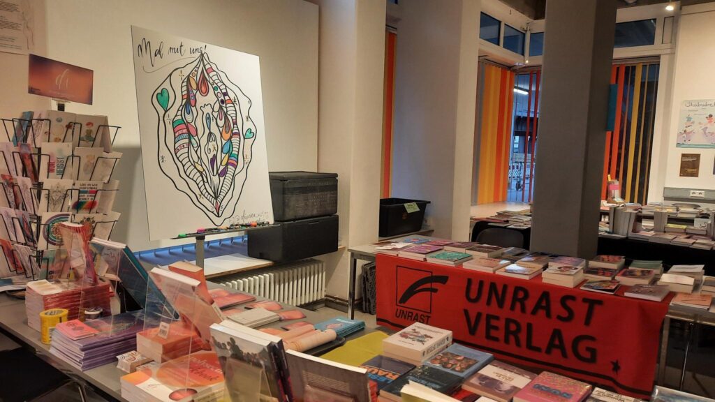 Verlagstische mit ausgelegten Büchern