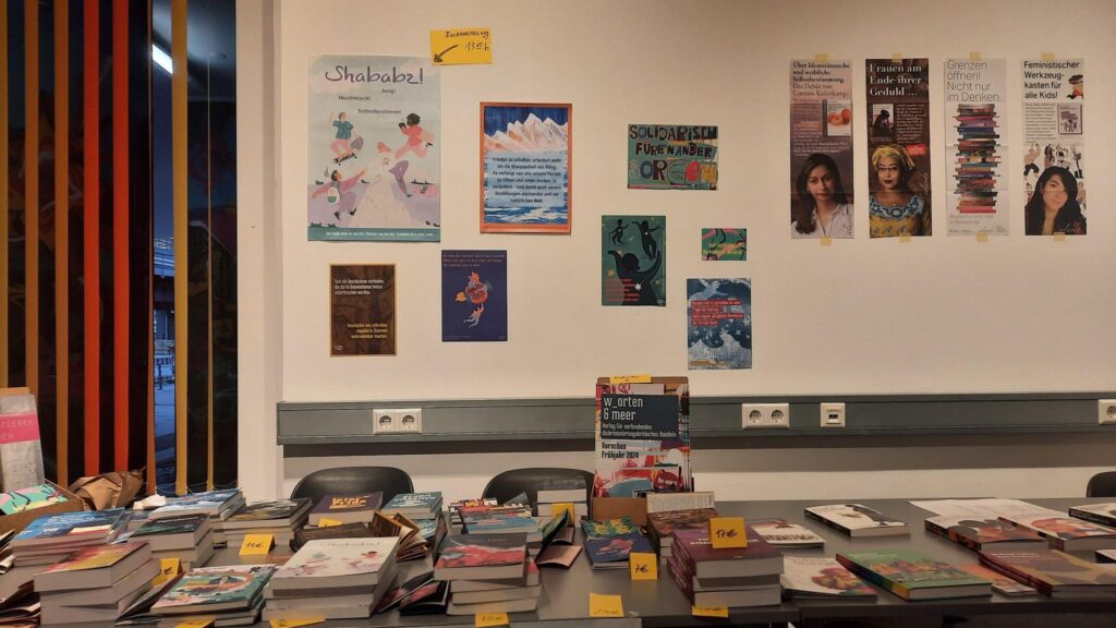 Tisch mit ausgelegten Büchern