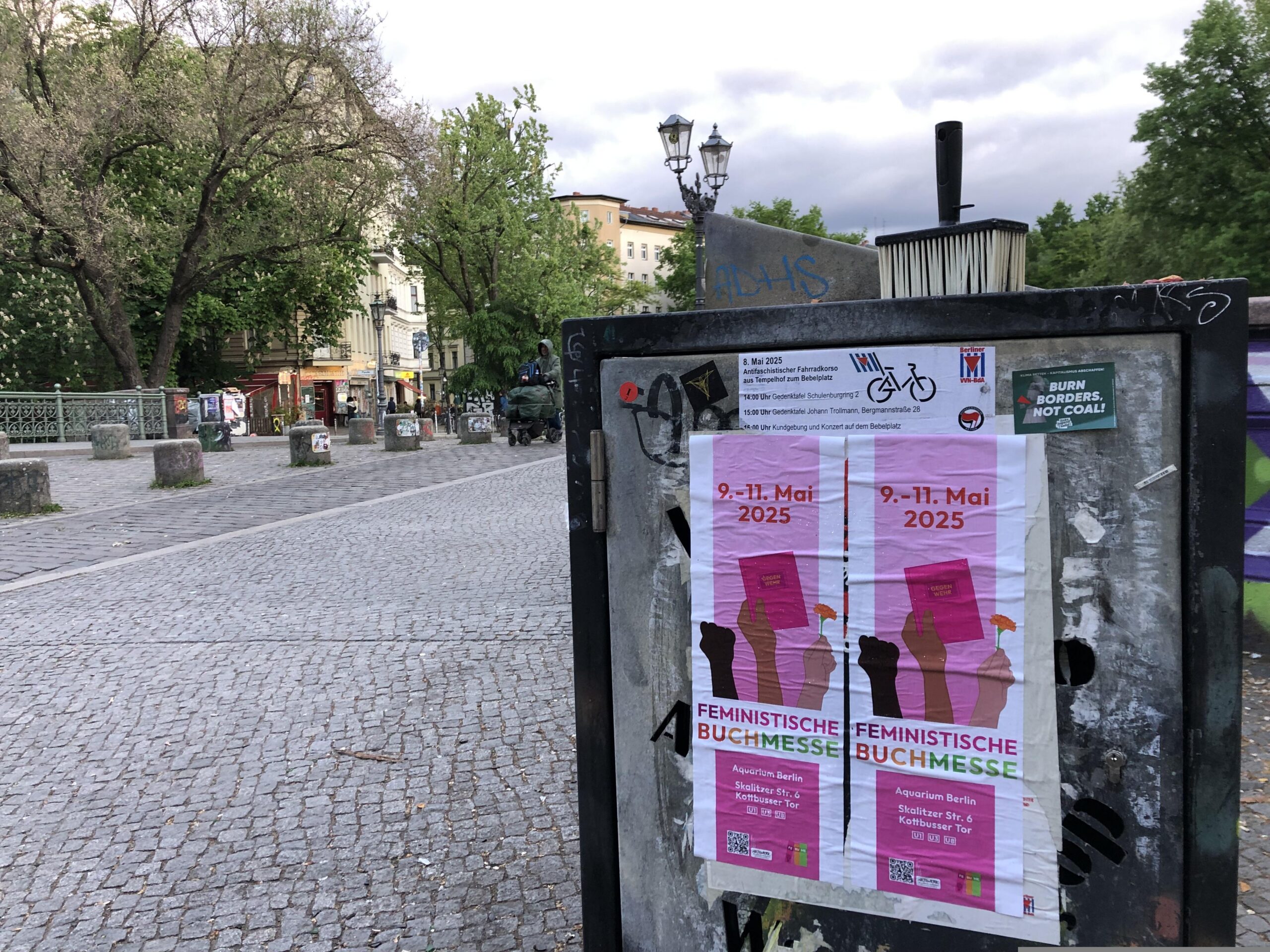 Febume-Plakate bei der Admiralbrücke