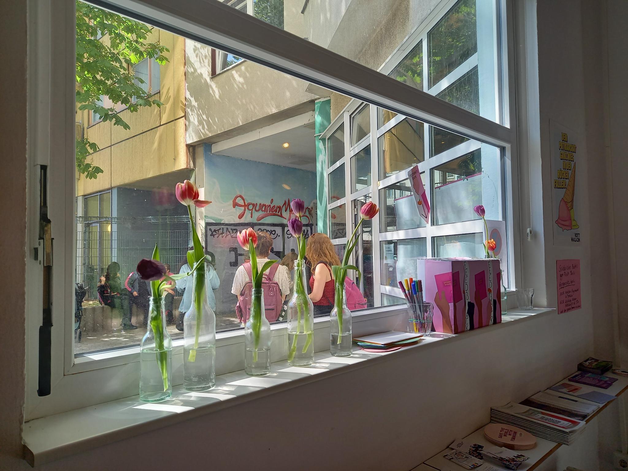 Fensterbank mit Flyern und Feedbackbox