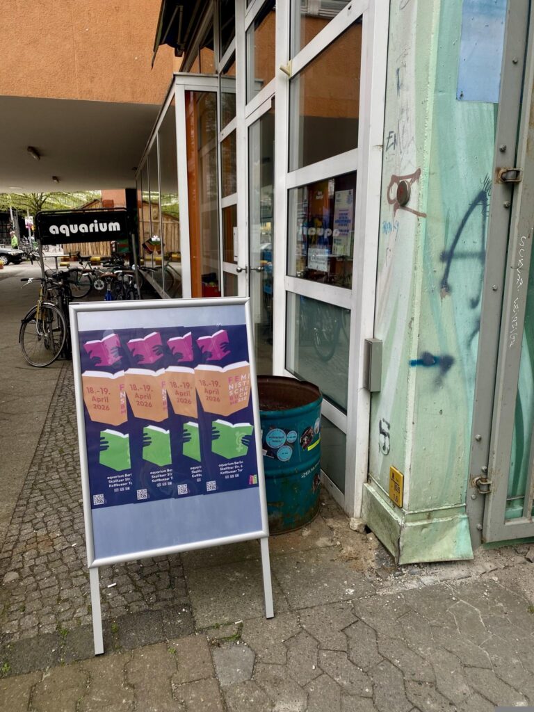 Vor dem aquarium